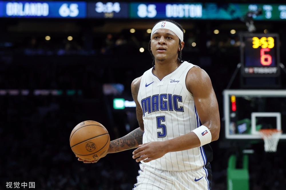 的更衣室里 的更衣室里